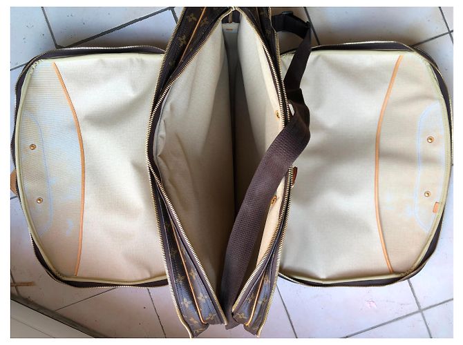 Louis Vuitton Alizee 3 Poches Marrón oscuro - vista 3