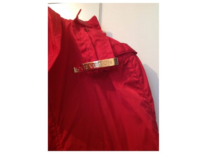 Gabardina Louis Vuitton Roja de Tela - vista 3