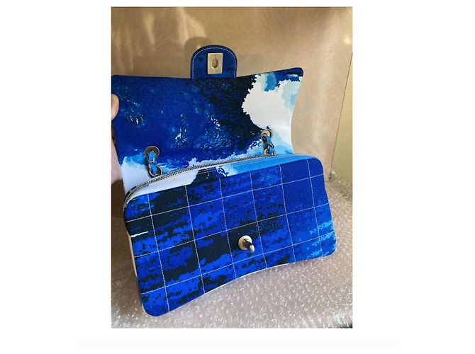 2.55 Un bolso de lona con solapa muy raro con estampado de logo de surf acolchado de Chanel Azul - vista 8