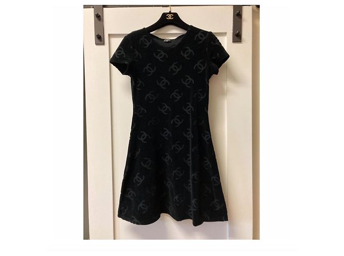 Increíble resorte CHANEL 1996 VESTIDO TERCIOPELO NEGRO. - vista 3