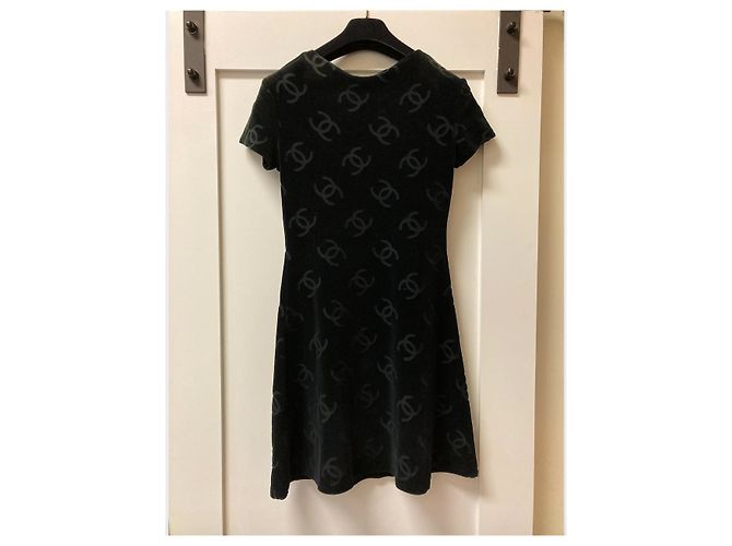 Increíble resorte CHANEL 1996 VESTIDO TERCIOPELO NEGRO. - vista 4