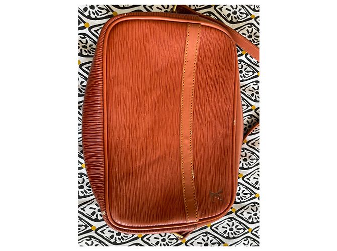 Borsa Louis Vuitton Trocadéro in pelle Epi rossa Marrone - vista 2