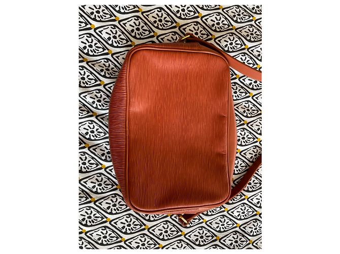 Borsa Louis Vuitton Trocadéro in pelle Epi rossa Marrone - vista 3