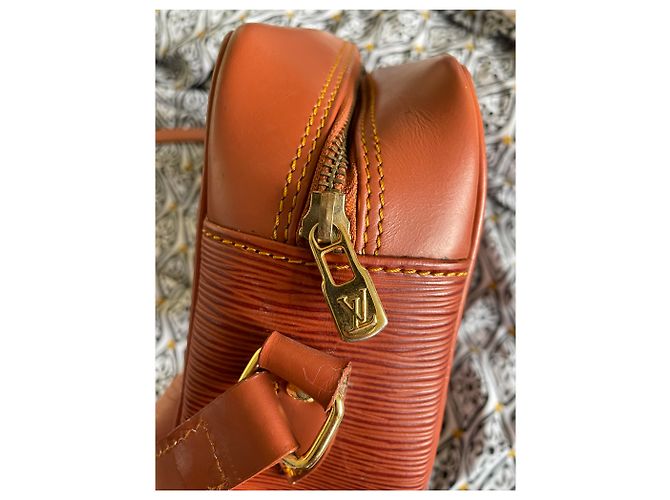 Borsa Louis Vuitton Trocadéro in pelle Epi rossa Marrone - vista 7