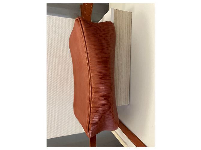 Borsa Louis Vuitton Trocadéro in pelle Epi rossa Marrone - vista 9