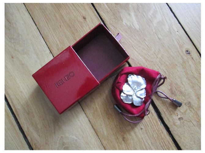 Kenzo Thought brooch. - view 2