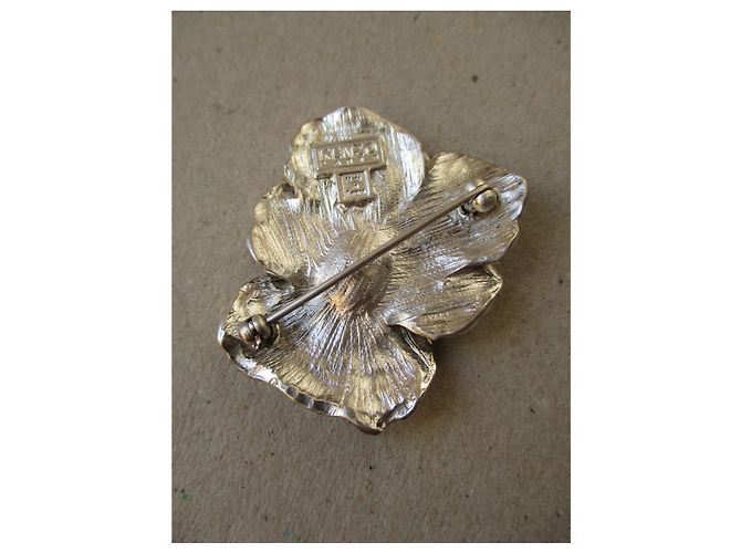 Kenzo Thought brooch. - view 3