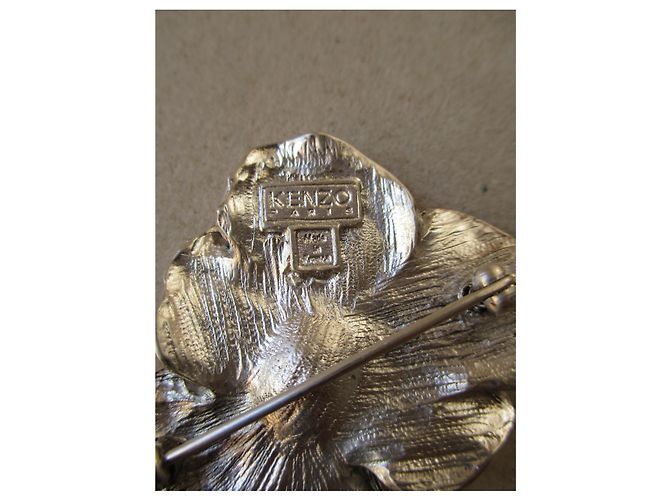 Kenzo Thought brooch. - view 4