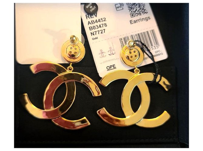 Orecchini in oro Chanel Paris CC Gold hardware - vista 2