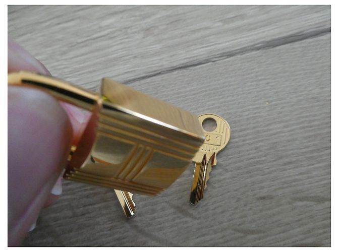 Lucchetto Hermès in acciaio dorato per Kelly e Birkin Gold hardware - vista 3