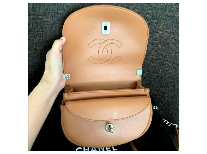 Bolsa com aba Chanel Coco Caramelo - vista 3