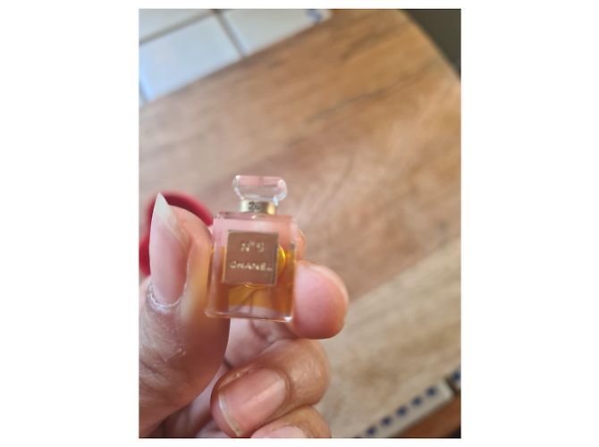 Spilla Chanel N°5 in resina dorata D'oro - vista 3