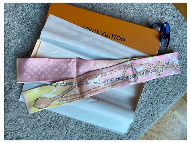 Louis Vuitton LV Bandeau by the pool - view 5