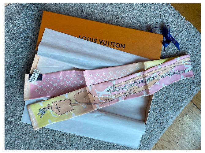 Louis Vuitton LV Bandeau by the pool - view 6