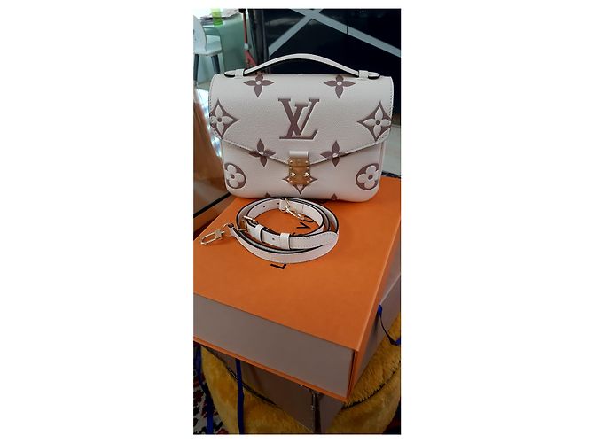 Metis Louis Vuitton Bolsos de embrague Crema - vista 3
