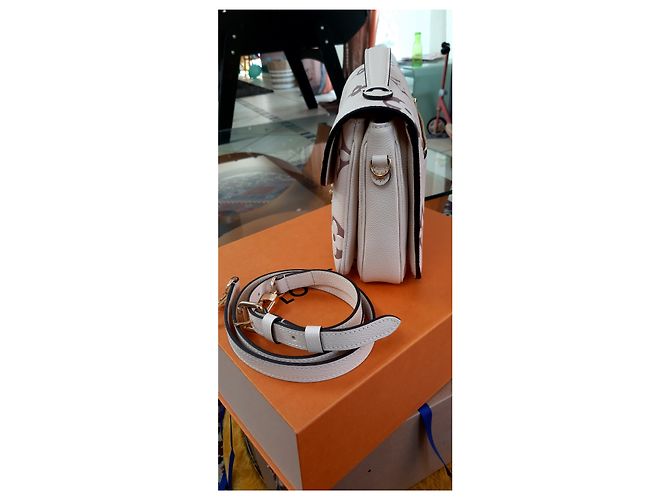 Metis Louis Vuitton Bolsos de embrague Crema - vista 6