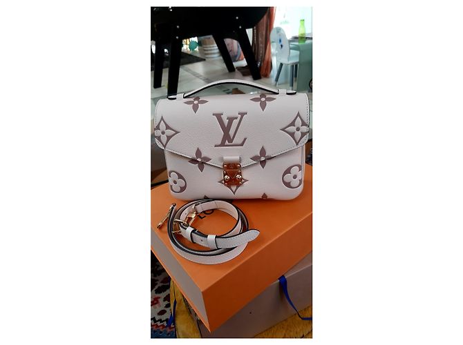 Metis Louis Vuitton Bolsos de embrague Crema - vista 7