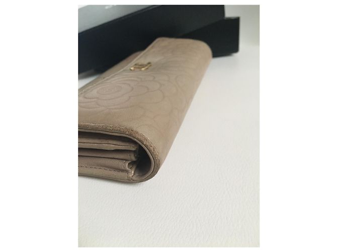 Portafoglio Chanel Camellia Beige in Pelle con Hardware Oro Sabbia Gold hardware - vista 13