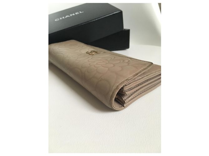 Portafoglio Chanel Camellia Beige in Pelle con Hardware Oro Sabbia Gold hardware - vista 14