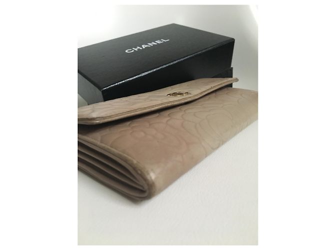 Portafoglio Chanel Camellia Beige in Pelle con Hardware Oro Sabbia Gold hardware - vista 15