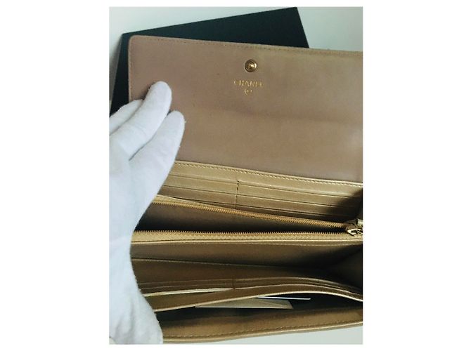 Portafoglio Chanel Camellia Beige in Pelle con Hardware Oro Sabbia Gold hardware - vista 2