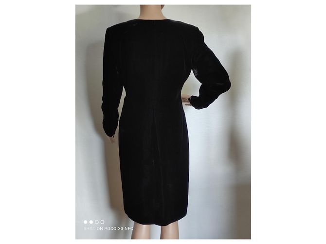 Yves Saint Laurent Kleid aus schwarzem Viskose-Samt - Ansicht 8