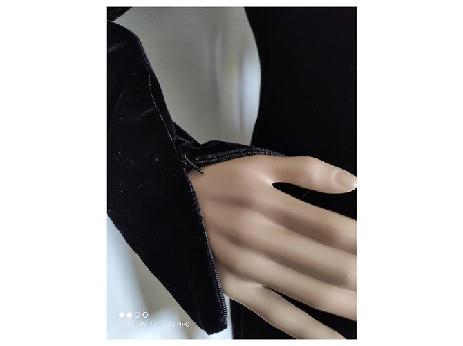 Yves Saint Laurent Kleid aus schwarzem Viskose-Samt - Ansicht 9