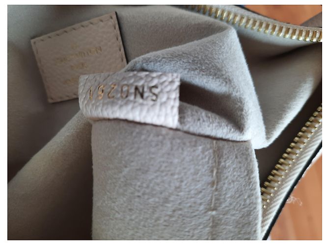 Gibeciere Louis Vuitton Colección marshmallow beige azafrán junto a la piscina  2021 (Extraviado) - vista 2