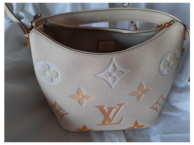 Gibeciere Louis Vuitton Colección marshmallow beige azafrán junto a la piscina  2021 (Extraviado) - vista 4