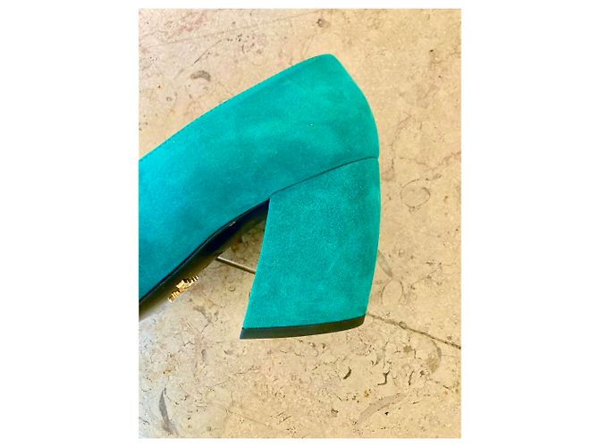 Décolleté Prada in camoscio turchese con tacco curvo - vista 5