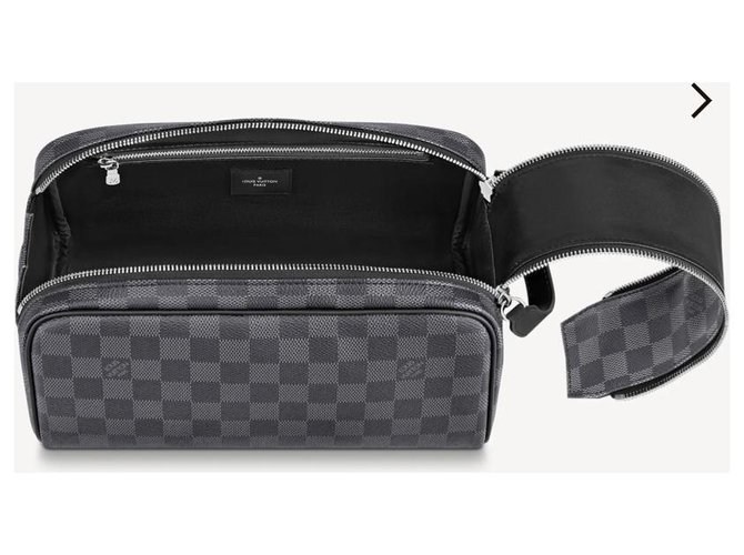 Louis Vuitton Tasca per kit WC LV Dopp Grigio - vista 2