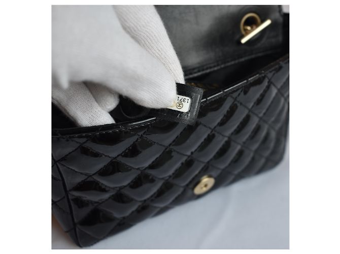 Chanel Zeitlose Minitasche mit Spitzenkupplung Schwarz - Ansicht 24