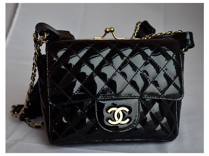 Chanel Zeitlose Minitasche mit Spitzenkupplung Schwarz - Ansicht 28