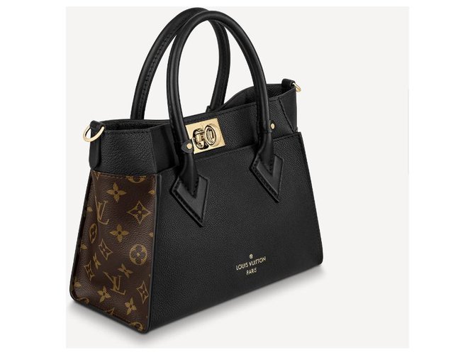 Louis Vuitton Borsa LV On My side PM Nero - vista 3