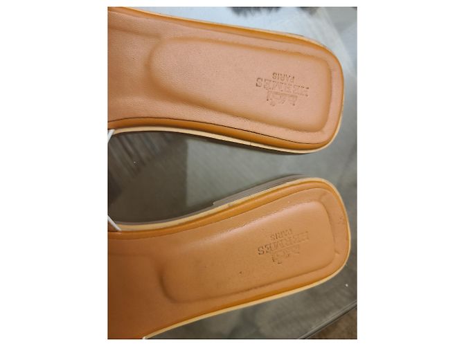 Sandali Hermès Oran in pelle bianco e bronzo - vista 2