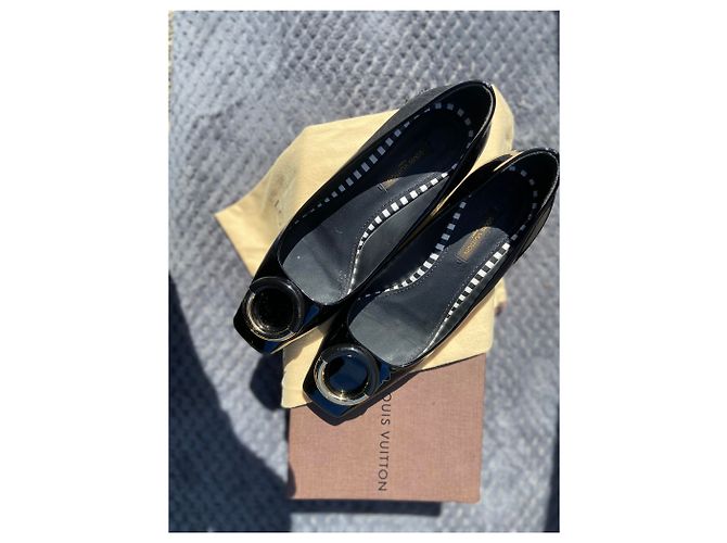 Décolleté Louis Vuitton Uptown in vernice nera Nero Gold hardware - vista 2