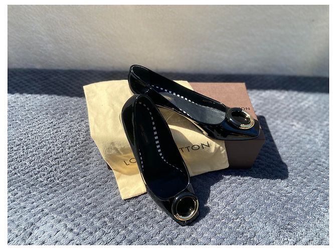 Décolleté Louis Vuitton Uptown in vernice nera Nero Gold hardware - vista 3