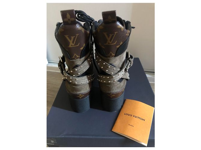 Stivaletti Louis Vuitton Laureate Camoscio Khaki Cachi - vista 2