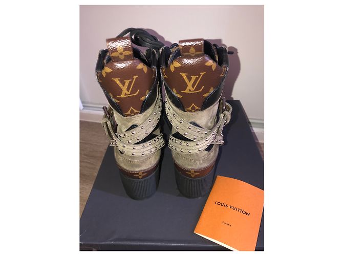 Stivaletti Louis Vuitton Laureate Camoscio Khaki Cachi - vista 3
