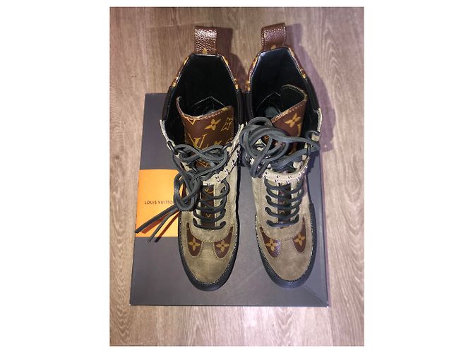 Stivaletti Louis Vuitton Laureate Camoscio Khaki Cachi - vista 5