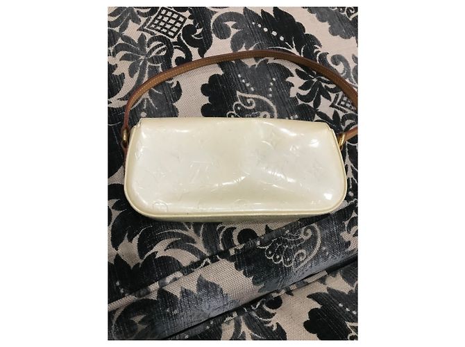 Borsa Louis Vuitton Eggshell in vernice Bianco sporco - vista 2