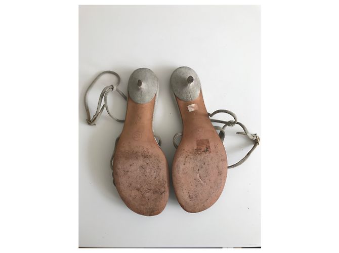 Chanel Sandali infradito camelie in camoscio Grigio Senape - vista 13