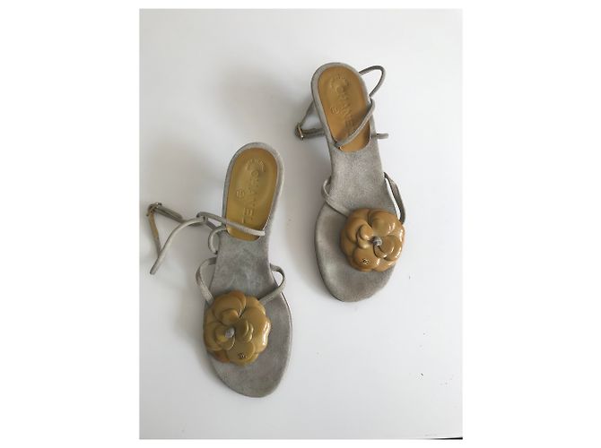 Chanel Sandali infradito camelie in camoscio Grigio Senape - vista 14