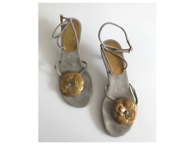 Chanel Sandali infradito camelie in camoscio Grigio Senape - vista 15