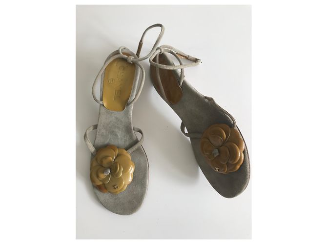 Chanel Sandali infradito camelie in camoscio Grigio Senape - vista 2