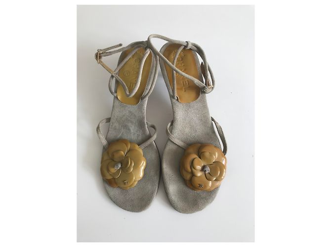 Chanel Sandali infradito camelie in camoscio Grigio Senape - vista 3