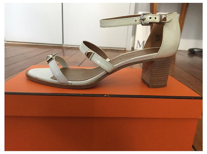 Sandali Hermès in vernice bianca con gioielli Bianco - vista 3