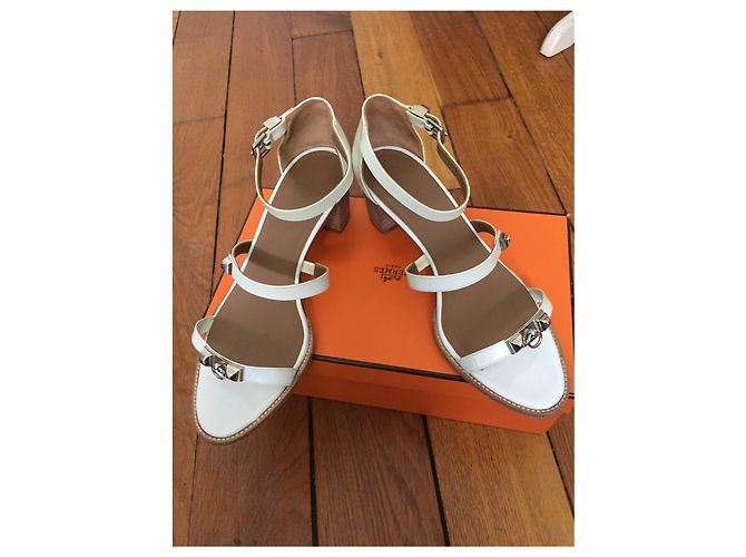 Sandali Hermès in vernice bianca con gioielli Bianco - vista 5