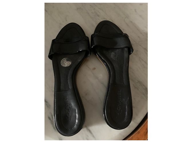 Ciabatte Chanel in vernice nera Nero - vista 2