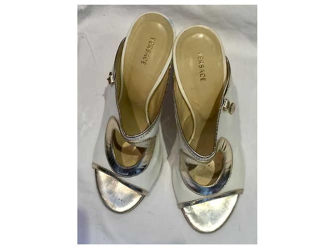 Sabot Versace con tacco in vernice bianca e oro Bianco D'oro - vista 3